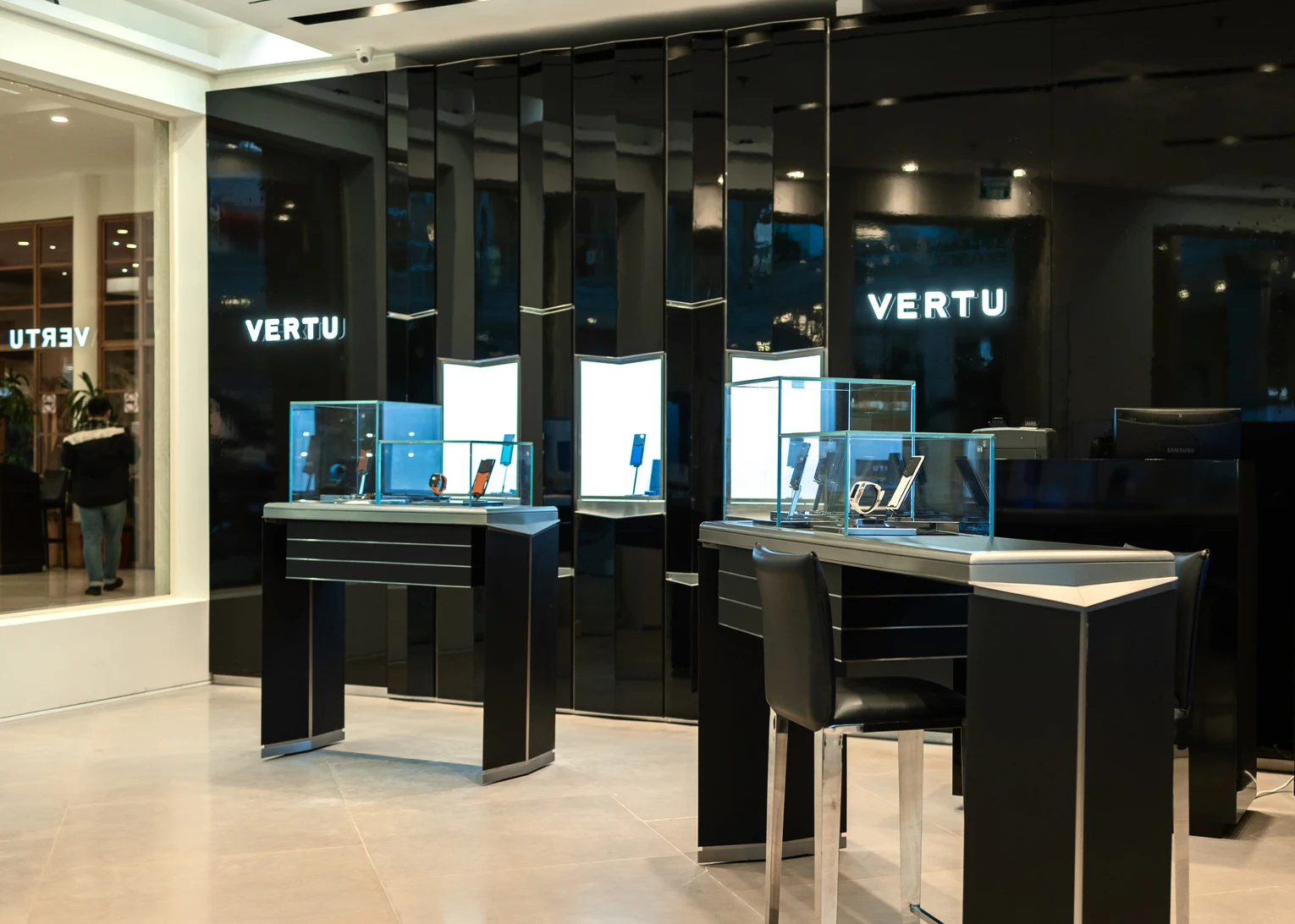 В «Крокус Сити Молле» открылся бренд мобильных телефонов Vertu